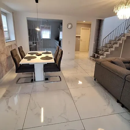 Modern Near Airport 公寓